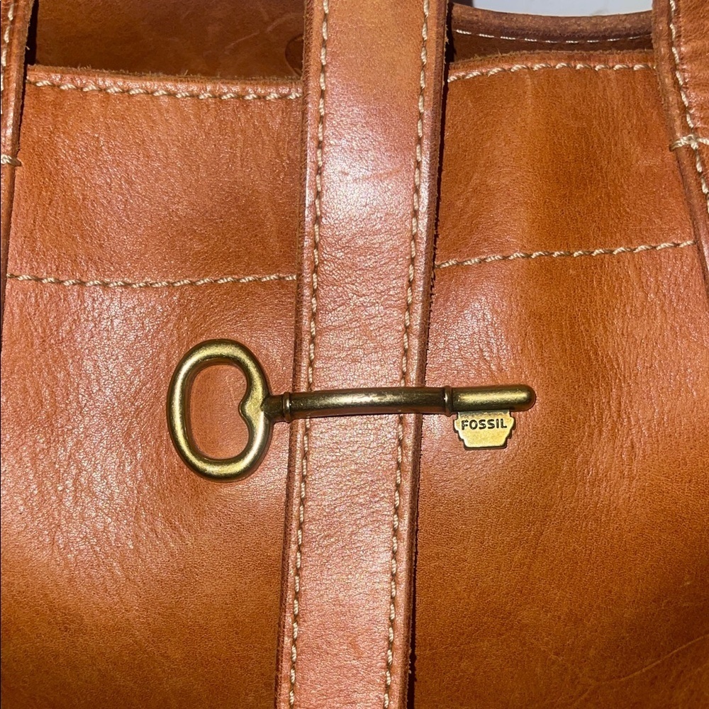 Fossil Tan Leather Tote with brass key Accent shoulder handbag medium size - Picture 3 of 12